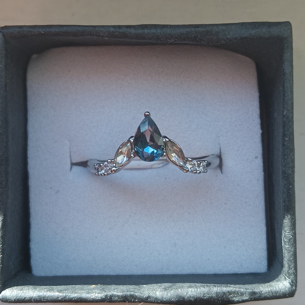 Beautiful Blue Topaz CZ Diamond Ring (Size 6)